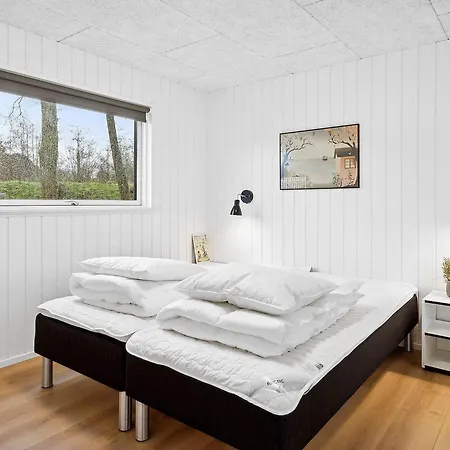 Spacious Retreat For 20 - By Traum