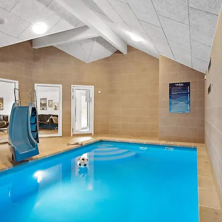 Spacious Retreat For 20 - By Traum Henne Strand