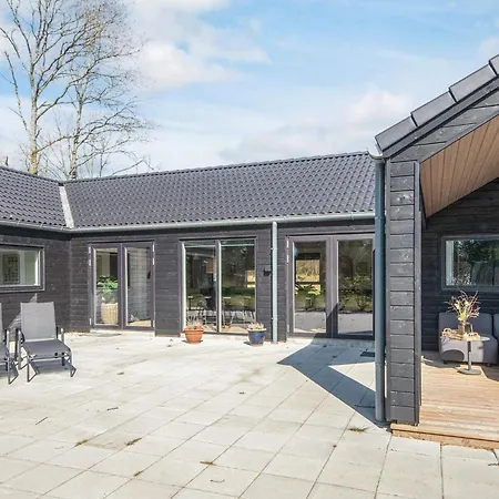 Spacious Retreat For 20 - By Traum Henne Strand