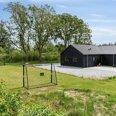 Spacious Retreat For 20 - By Traum