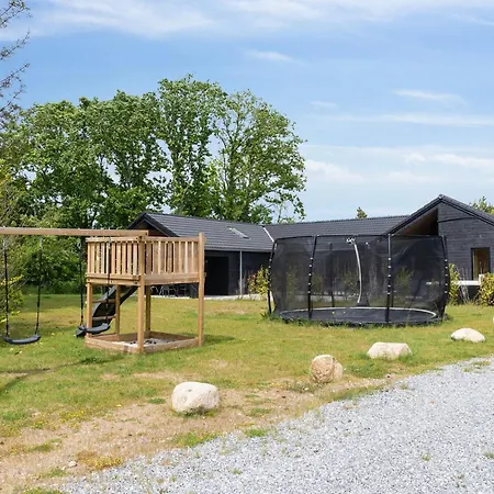 Spacious Retreat For 20 - By Traum Henne Strand