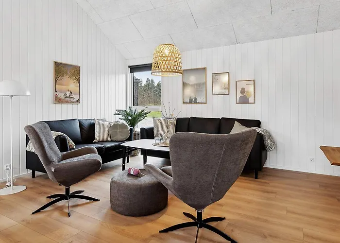 Spacious Retreat For 20 - By Traum * Henne Strand