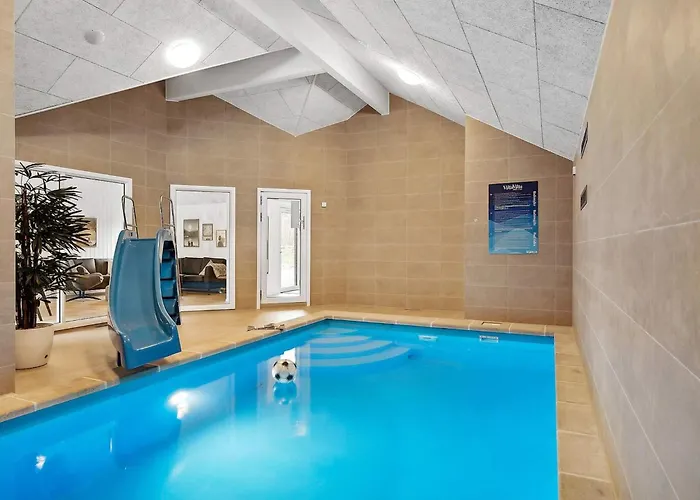 Spacious Retreat For 20 - By Traum Henne Strand