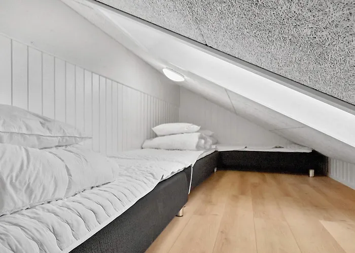 Spacious Retreat For 20 - By Traum Henne Strand