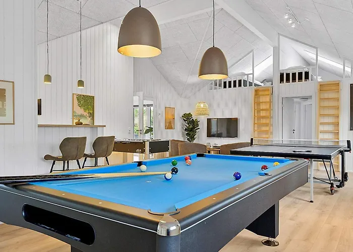 Spacious Retreat For 20 - By Traum Henne Strand