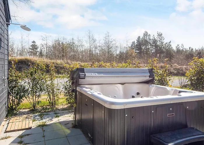 Spacious Retreat For 20 - By Traum Hébergement de vacances Henne Strand