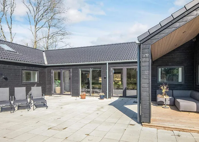 Spacious Retreat For 20 - By Traum Henne Strand