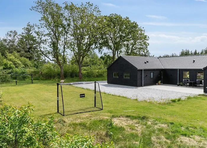 Spacious Retreat For 20 - By Traum